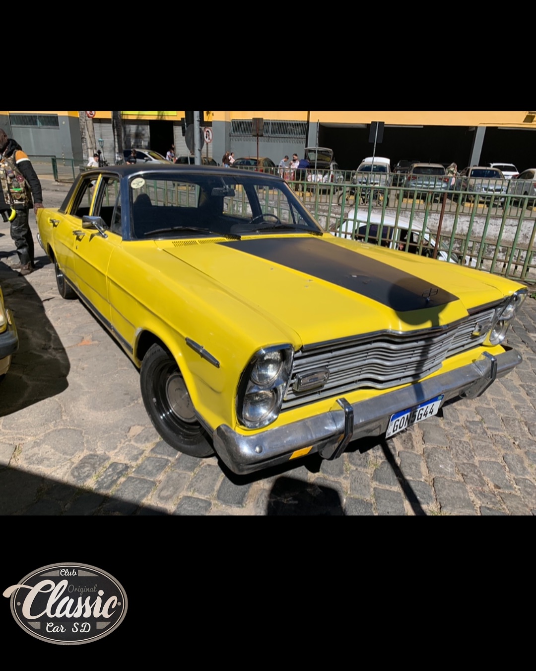 Vídeo: Exposição de carros antigos atrai público durante feira em Santos Dumont